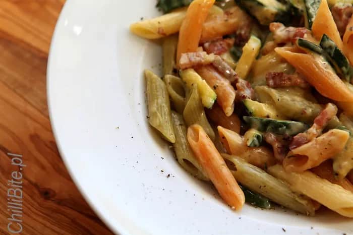 Carbonara z cukinią: jak zrobić kremowy sos bez jajecznicy?