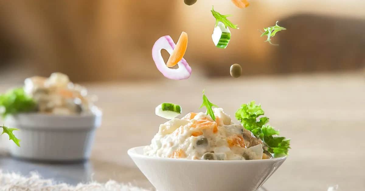 Mrożenie sałatki śledziowej? Unikaj tego! Jak przechowywać lepiej?