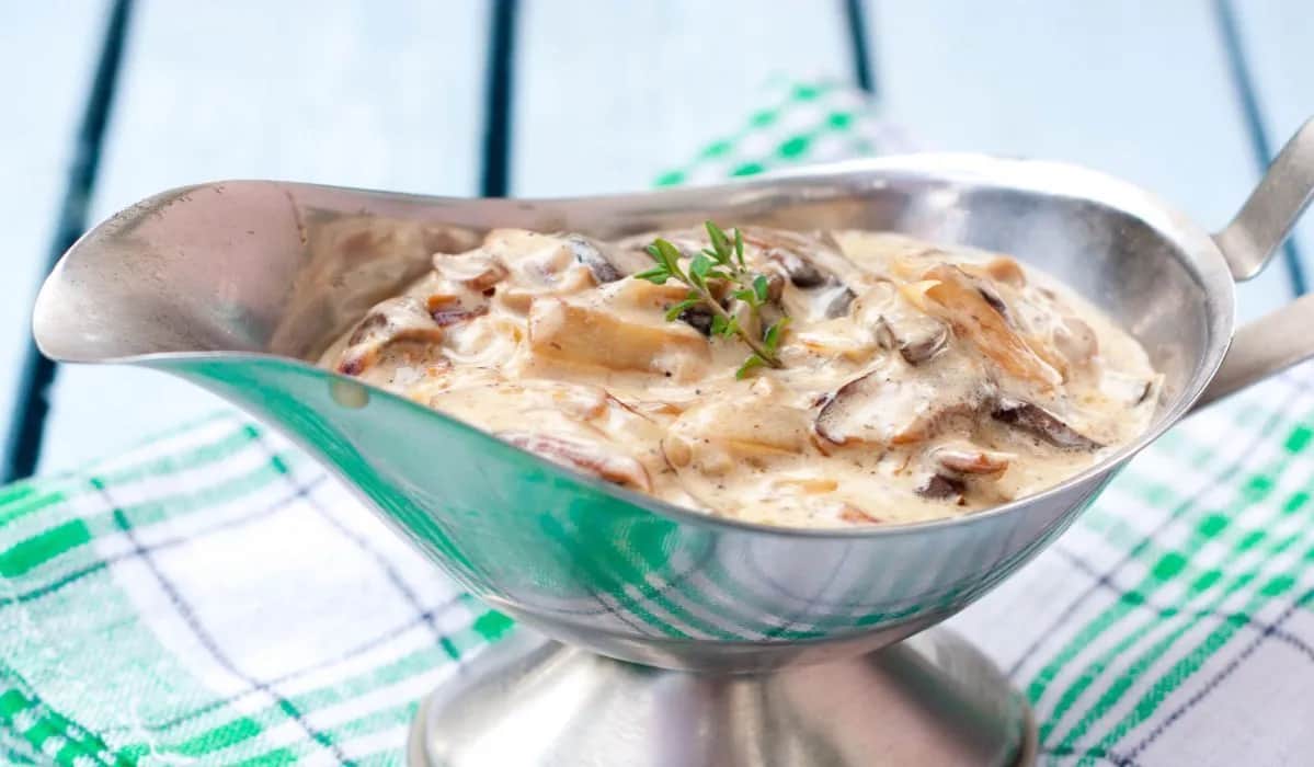 Sos grzybowy: Przepis na aksamitny smak bez zwarzonej śmietany