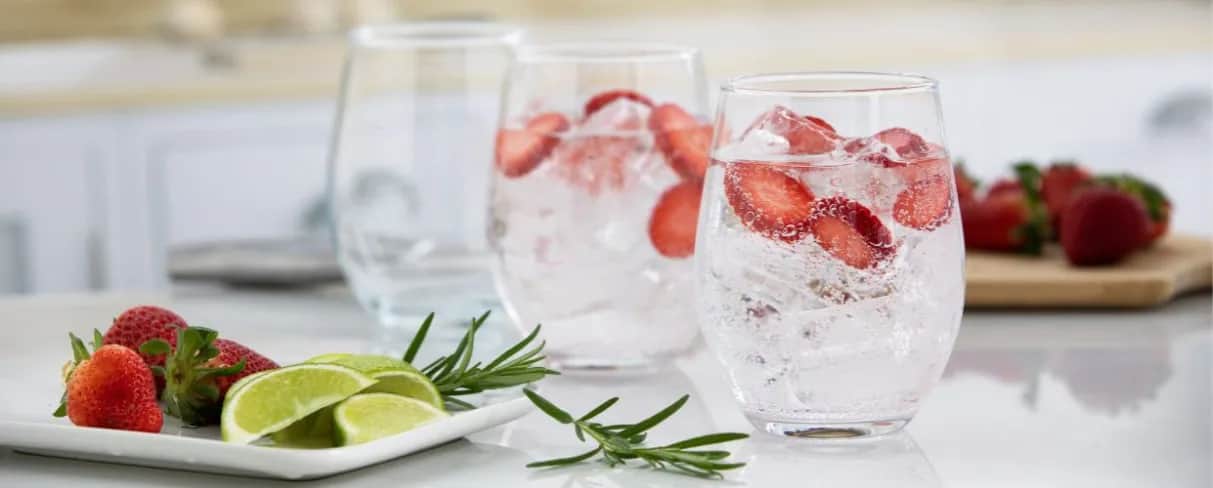 Jak wybrać szklanki do napojów? Pełnia smaku i trwałość na lata.