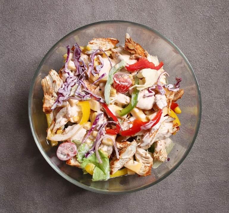 Sałatka z kurczakiem: ile ma kalorii? Odkryj ukryte pułapki!