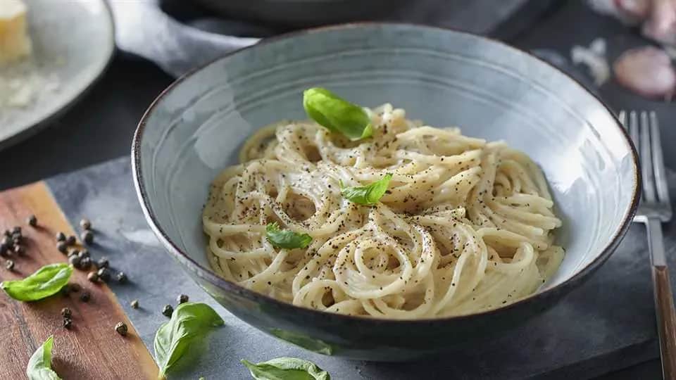 Idealne cacio e pepe: kremowy sos bez grudek. Przepis krok po kroku.