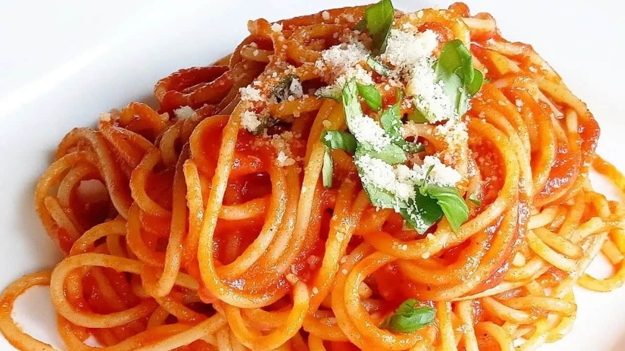 Sos do spaghetti z passaty: Prosty przepis na idealny smak!