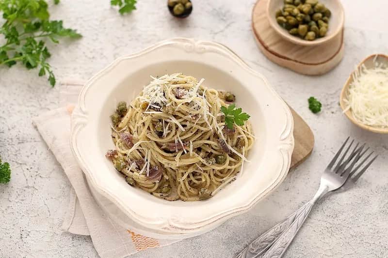 Spaghetti z kaparami: Jak zrobić idealne w mniej niż 20 minut