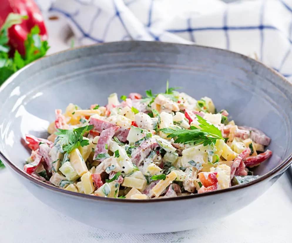 Jaka szynka do sałatki? Wybierz najlepszą i uniknij błędów!